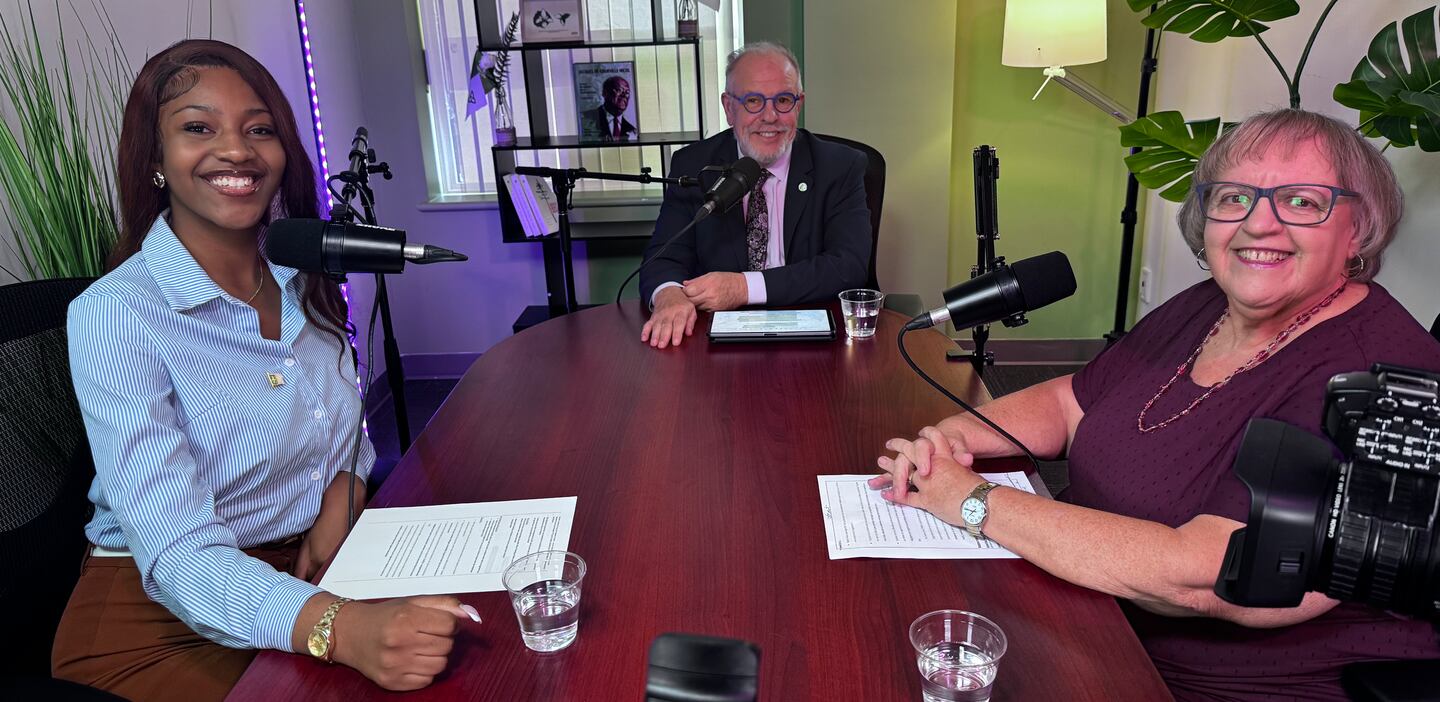 L'animatrice Victoria Kebolu, Michel Tremblay, directeur général de la FARFO, et Denise Lemire, présidente du RPMAFO